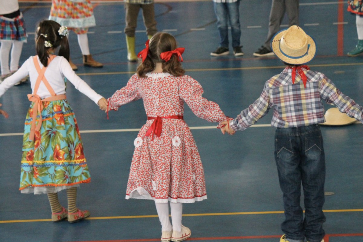 Festas juninas ganham clima de megaeventos em escolas, mas também queixas de preços altos