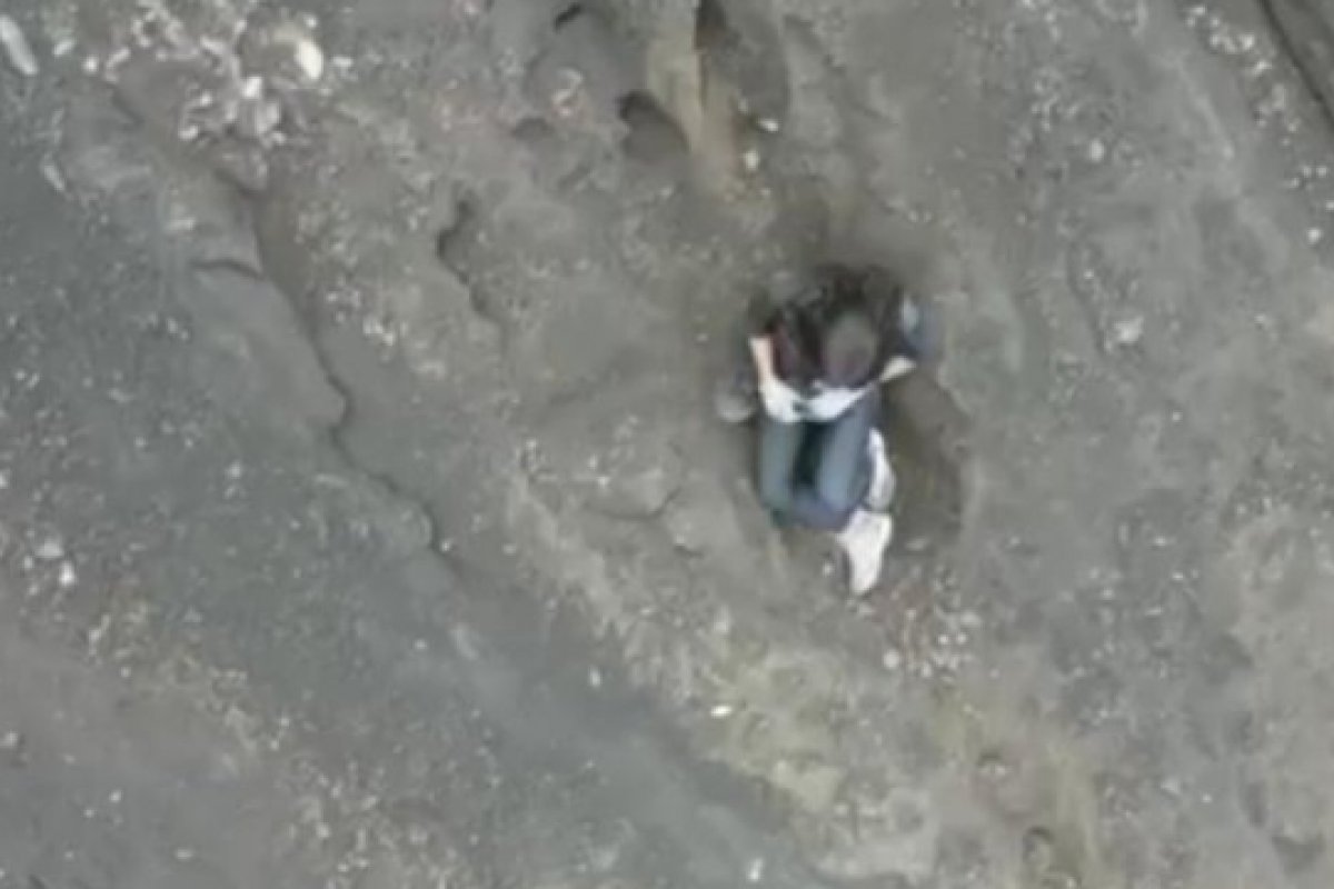 Embaixada espera resgate de brasileira que caiu em trilha na Indonésia ainda nesta noite