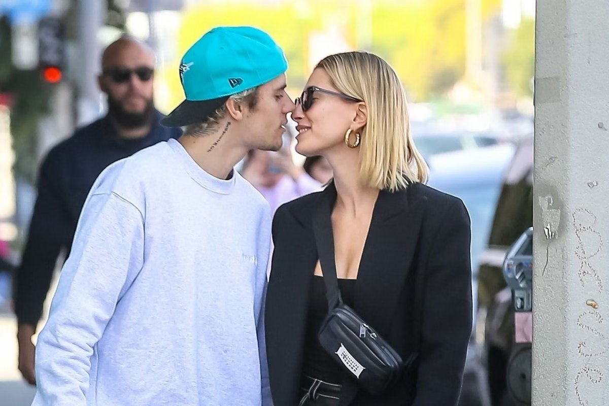 Hailey Bieber é vista sem aliança em Nova York