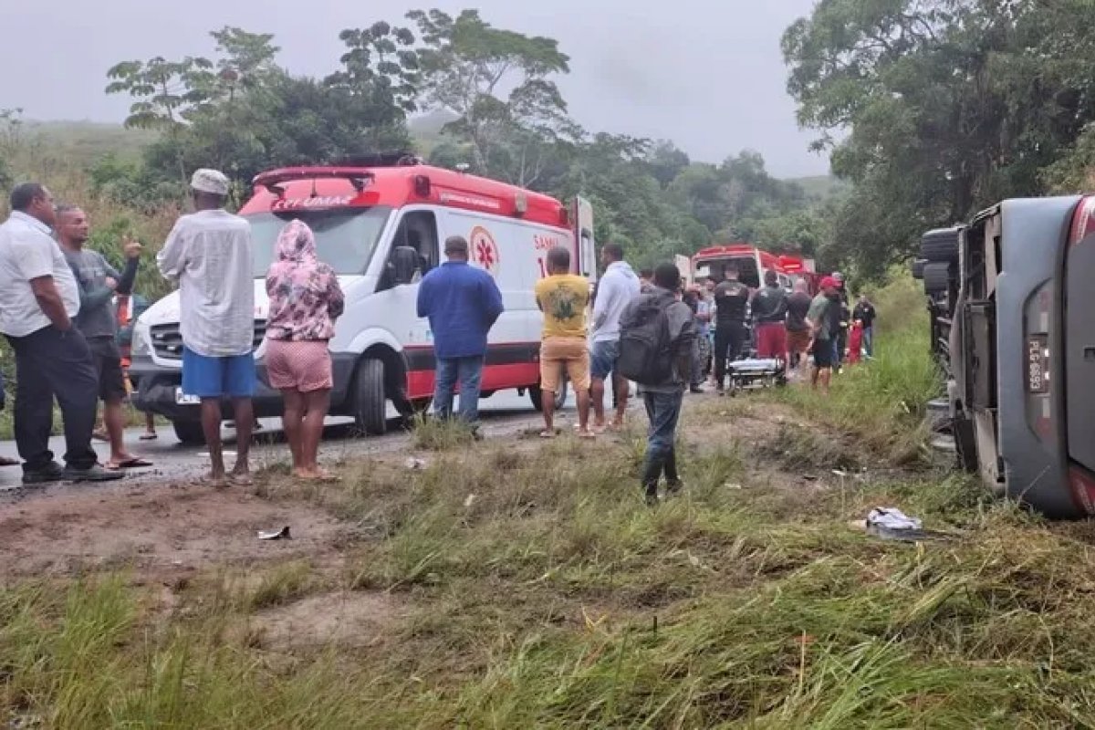 Ônibus tomba na BA-120 e deixa três mortos no sul da Bahia