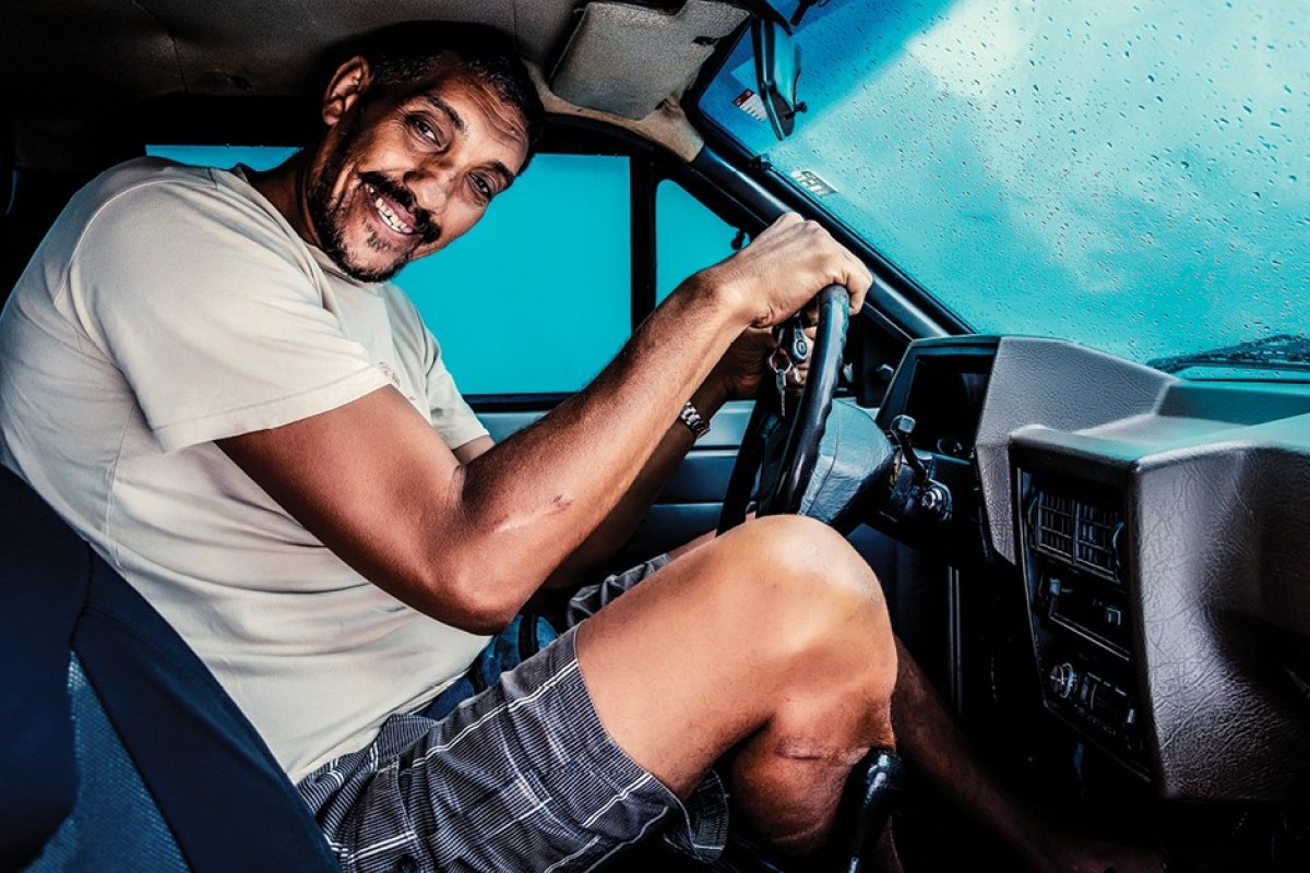Gigante de 2,3 metros não tem CNH porque não cabe no carro da autoescola