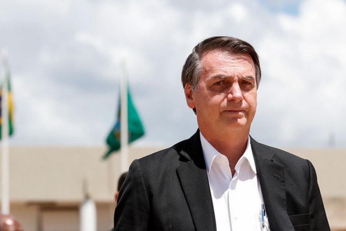 Exames de Bolsonaro sugerem quadro de pneumonia viral, diz médico