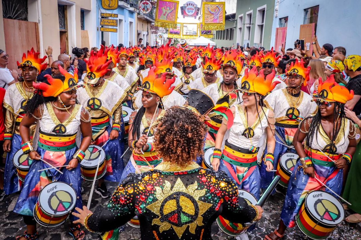 Olodum comanda o São João no Pelourinho com mistura de samba-reggae e forró