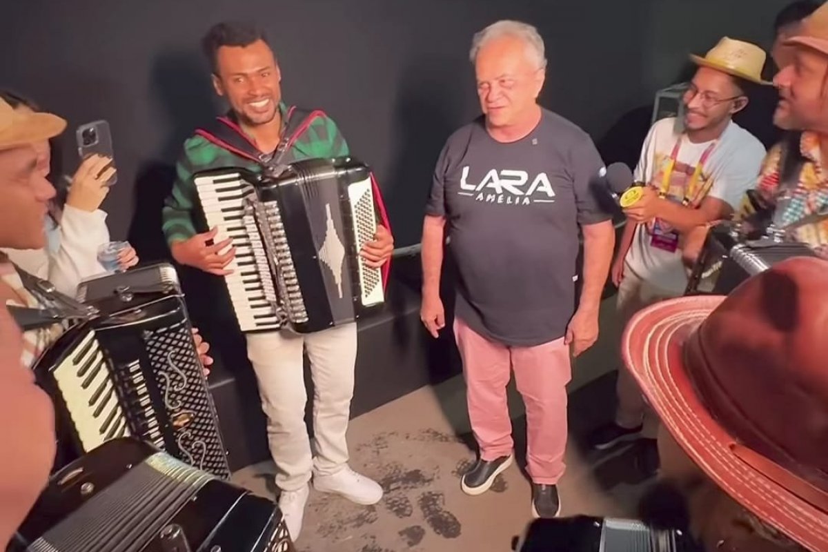 Sanfoneiros homenageiam forrozeiro Flávio José durante apresentação em Jequié