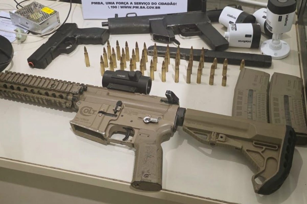Armas e câmeras clandestinas são apreendidas em Lauro de Freitas