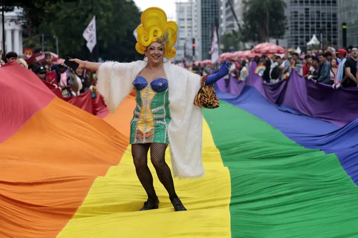 Parada LGBT+ começa em SP com discursos sobre envelhecimento e vaias a Trump
