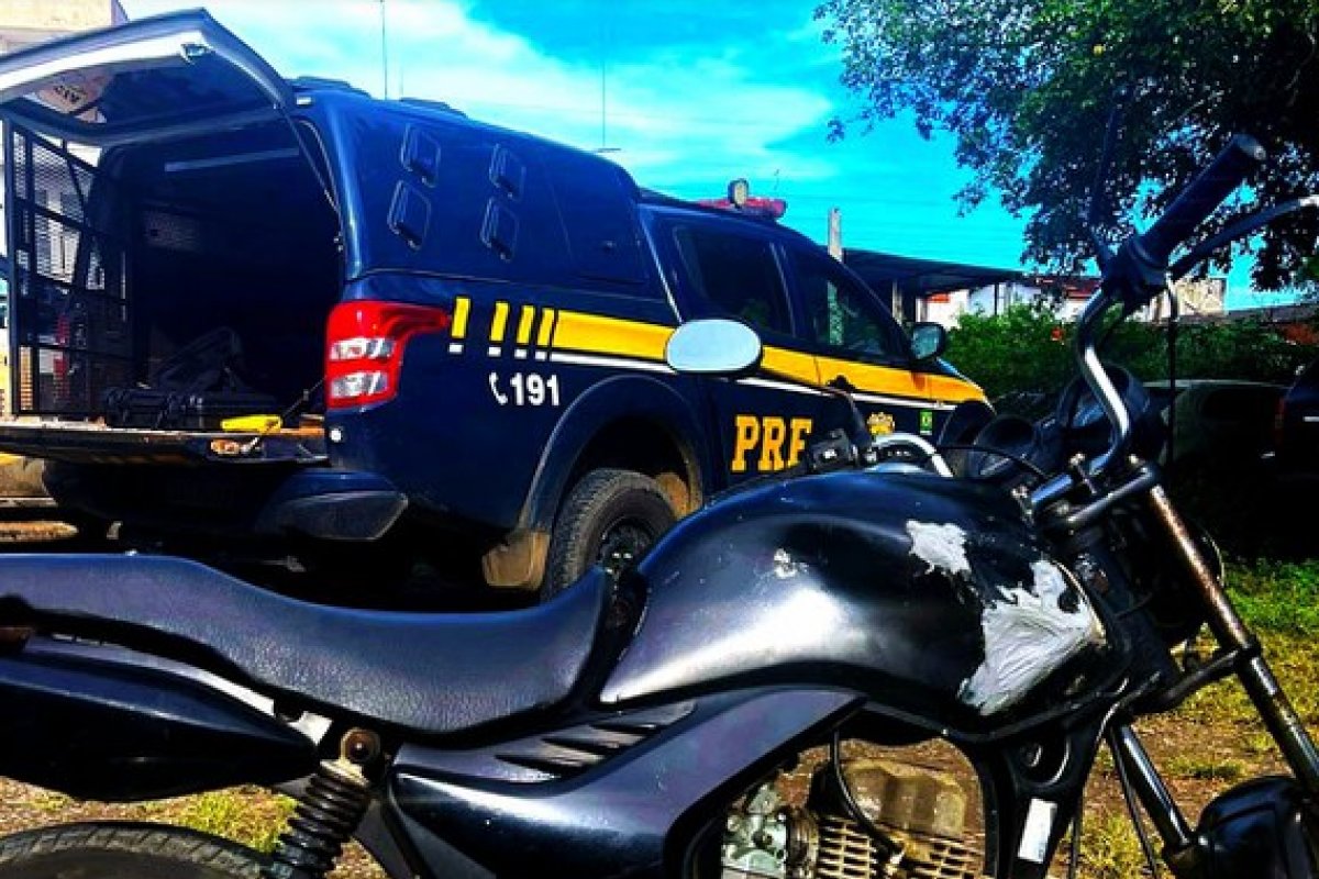 Motociclista é preso por pilotar moto roubada alcoolizado e sem capacete