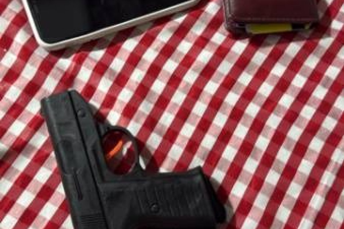 Homem é preso com arma falsa em festa junina na Bahia