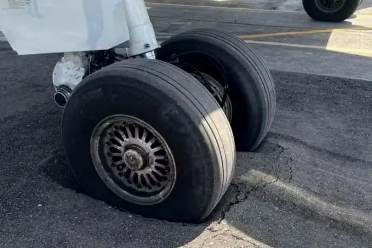 Avião da Azul afunda no asfalto no aeroporto de Fernando de Noronha