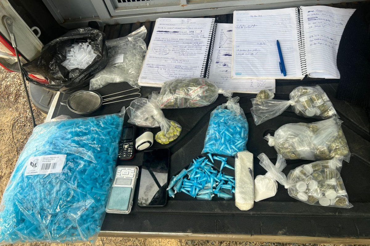 Polícia Militar apreende mais de 370 porções de drogas após fuga de suspeitos em Pau da Lima