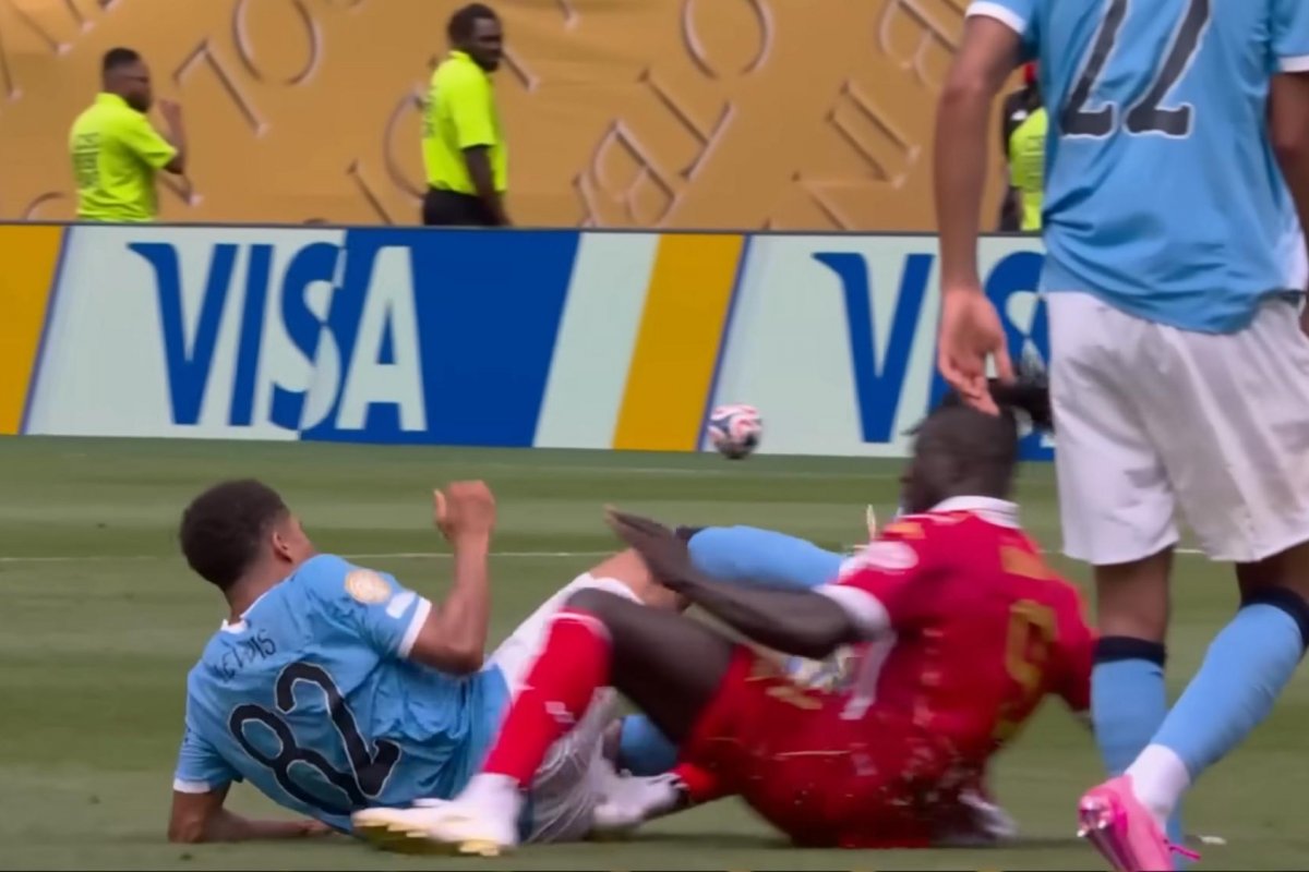 FIFA pune jogador inglês por acertar carrinho no rosto de adversário no Mundial de Clubes 2025