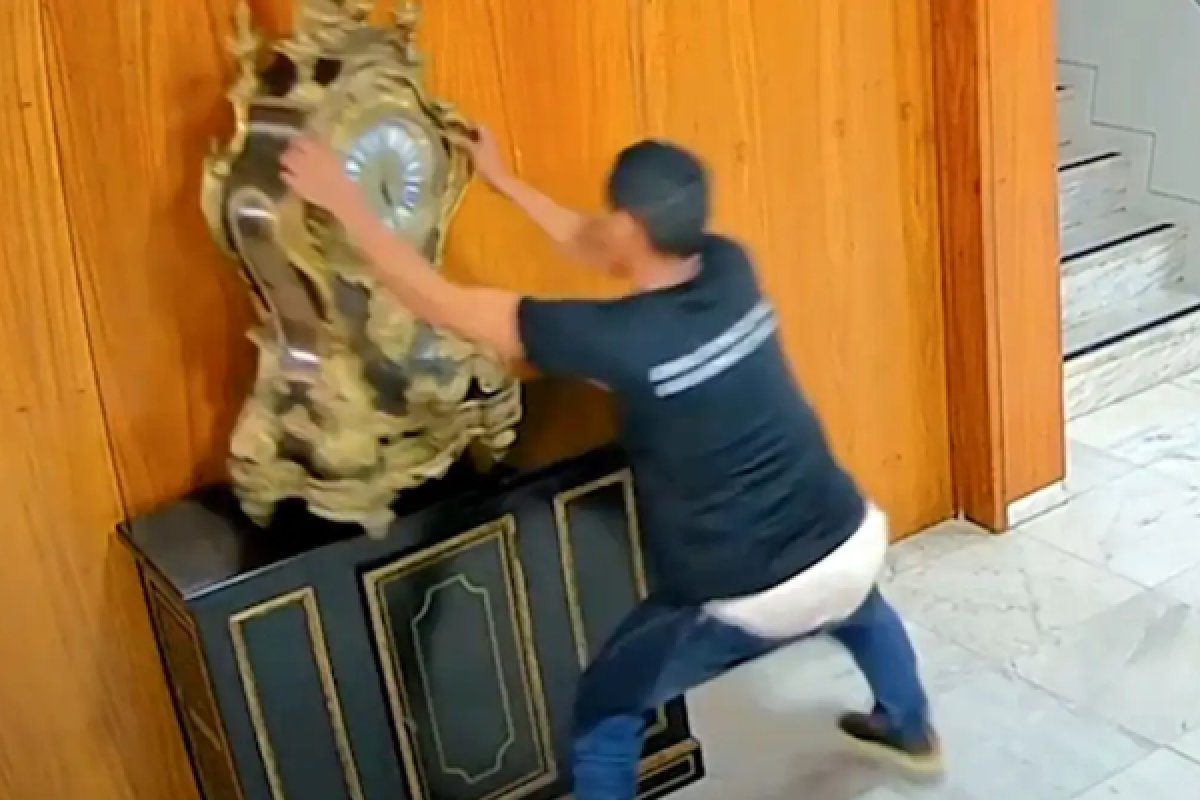 Juiz diz que errou ao soltar homem que quebrou relógio no 8/1