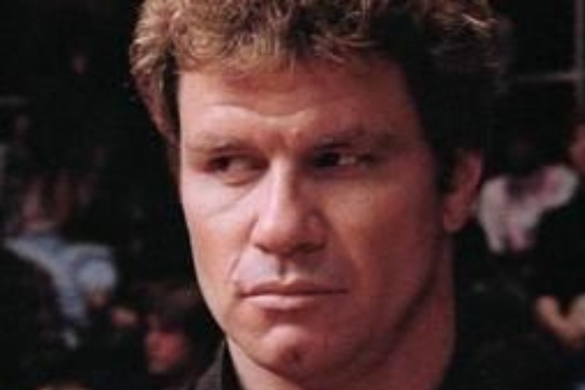 Martin Kove, de 'Karatê Kid', é retirado de evento após morder atriz