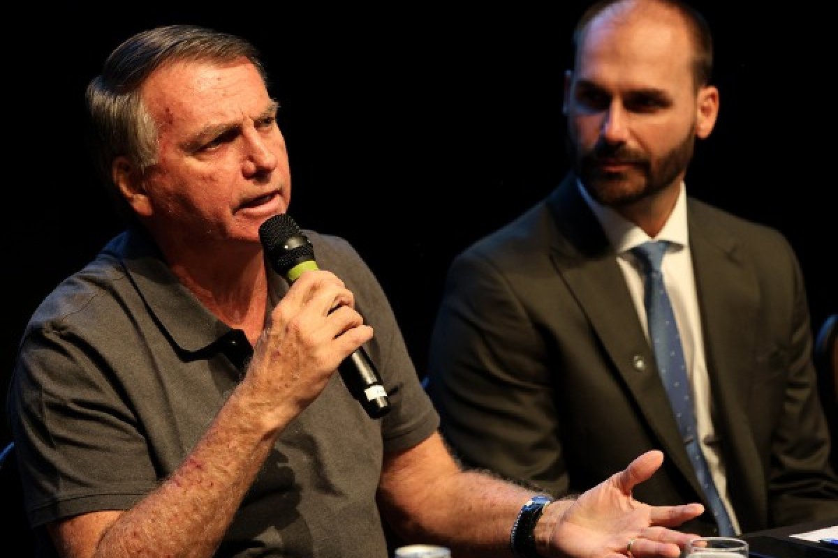 Bolsonaro admite que Eduardo não concorrerá ao Senado e se irrita com disputa