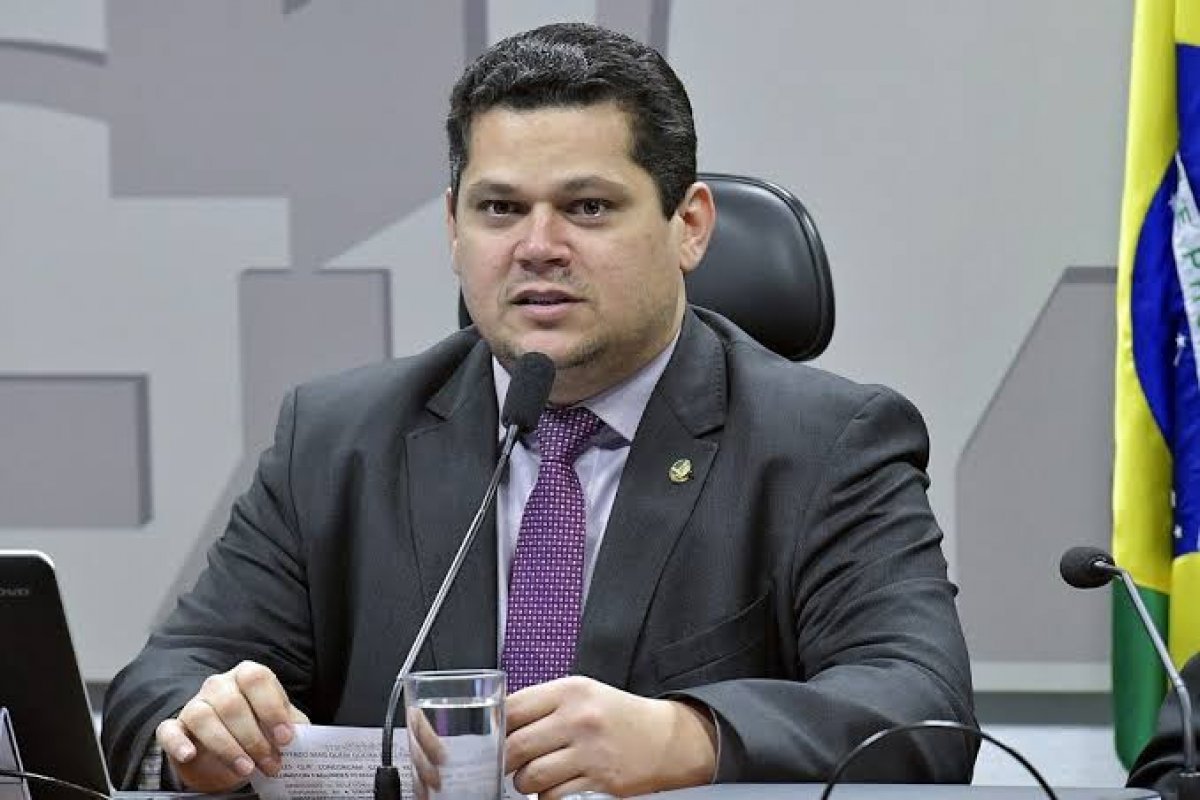 Alcolumbre busca apoio a projeto que aumenta número de deputados, mas Senado se divide