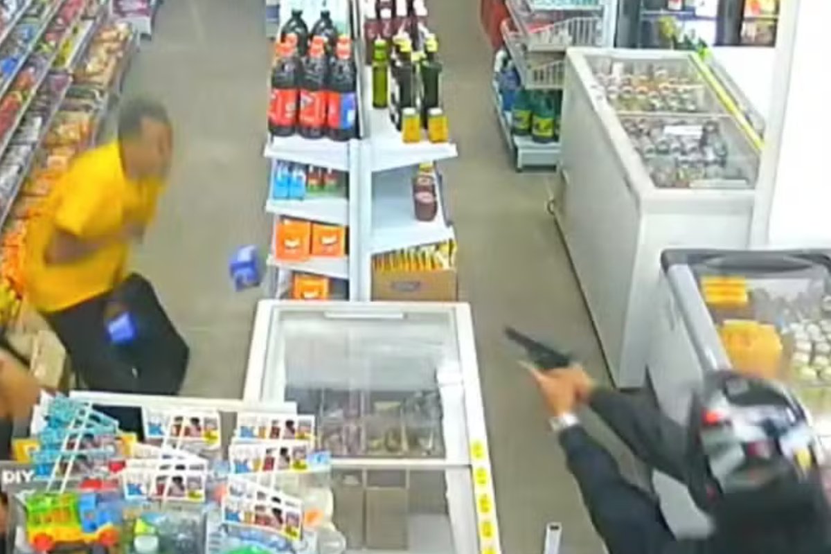 Vídeo: jovem é executado a tiros dentro de estabelecimento no extremo sul da Bahia