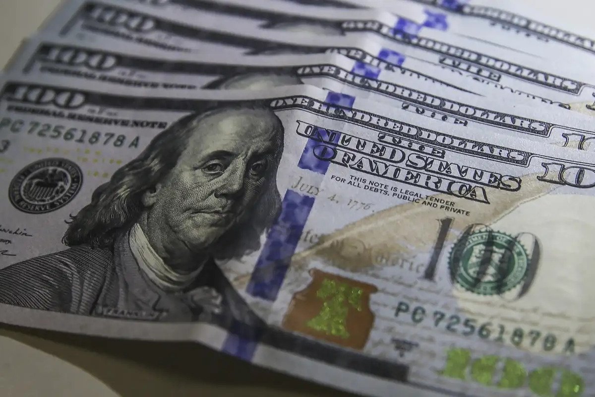 Dólar sobe mesmo após leilões do BC, com conflito do Oriente Médio ainda em foco