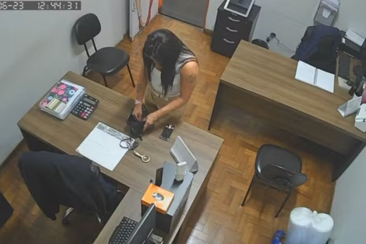 Vídeo: Professora é presa em Brasília após roubar dados de cartões de colegas para fazer compras