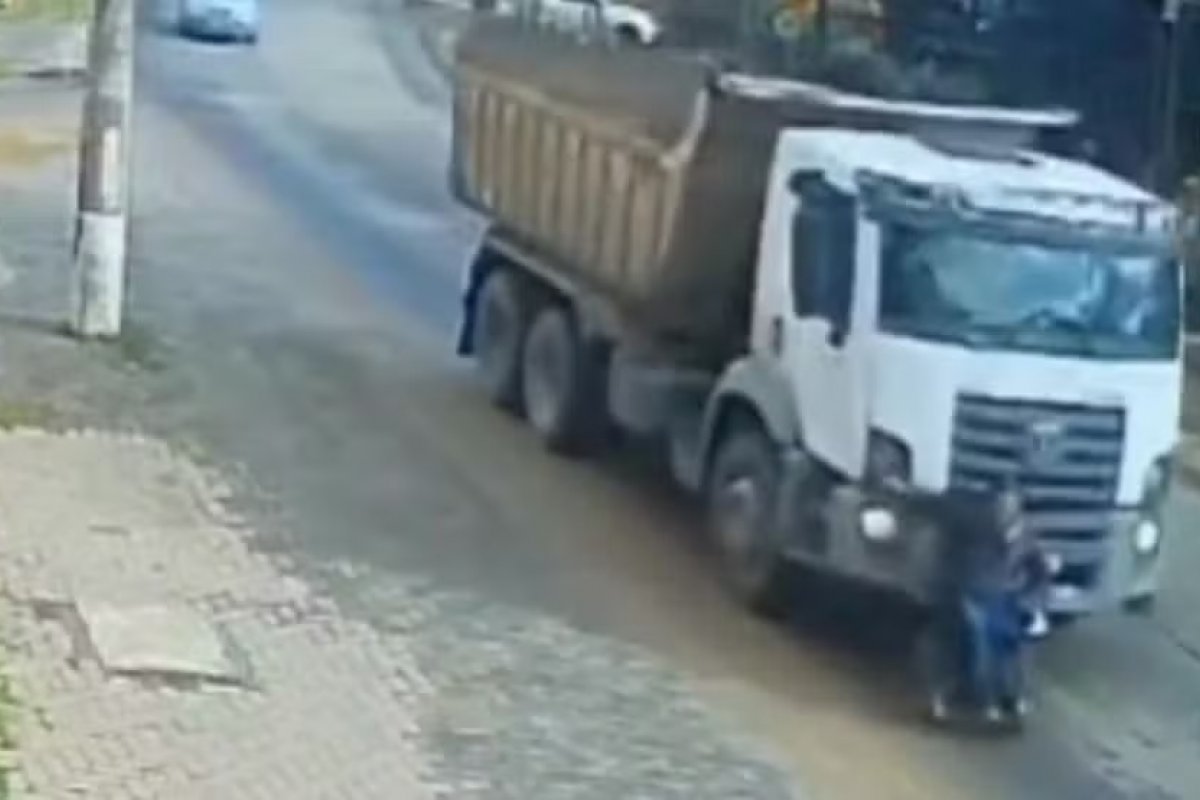 Vídeo: Cadeirante é arrastado por caminhão em estrada de Porto Alegre