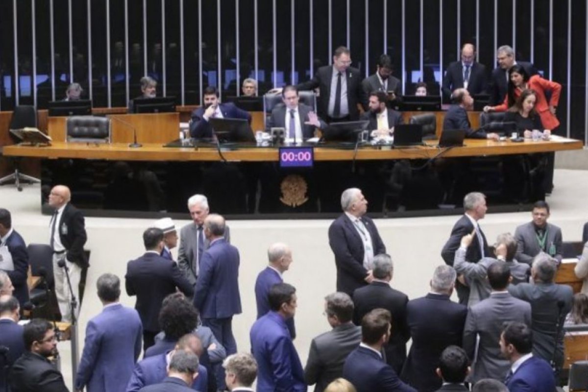 Câmara derruba aumento do IOF proposto pelo governo Lula