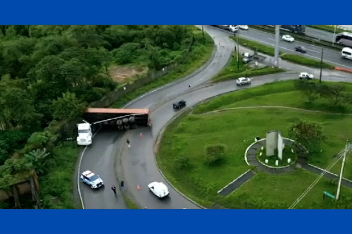 Carreta com contêiner tomba e interdita trecho da BR-324, no viaduto de Valéria