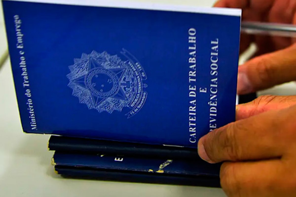 Empresa oferece 500 vagas de emprego para operador de telemarketing e supervisor em Salvador e RMS; saiba como se inscrever