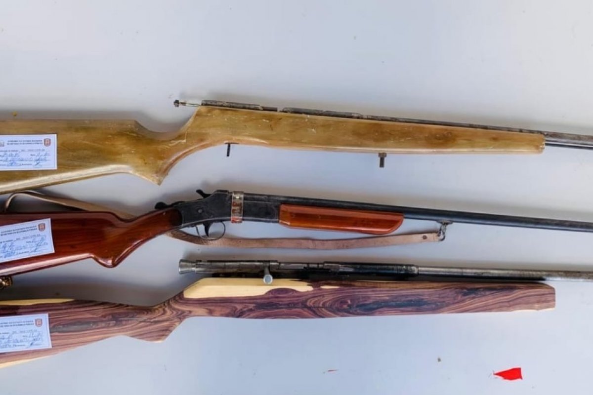 PM apreende três espingardas deixadas por fugitivos em Irecê