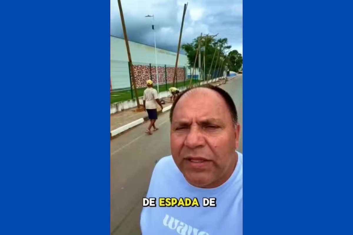 Ex-prefeito de cidade da BA ‘convida’ moradores para ‘maior queima de espadas de todos os tempos’; prática é proibida pela Justiça desde 2017