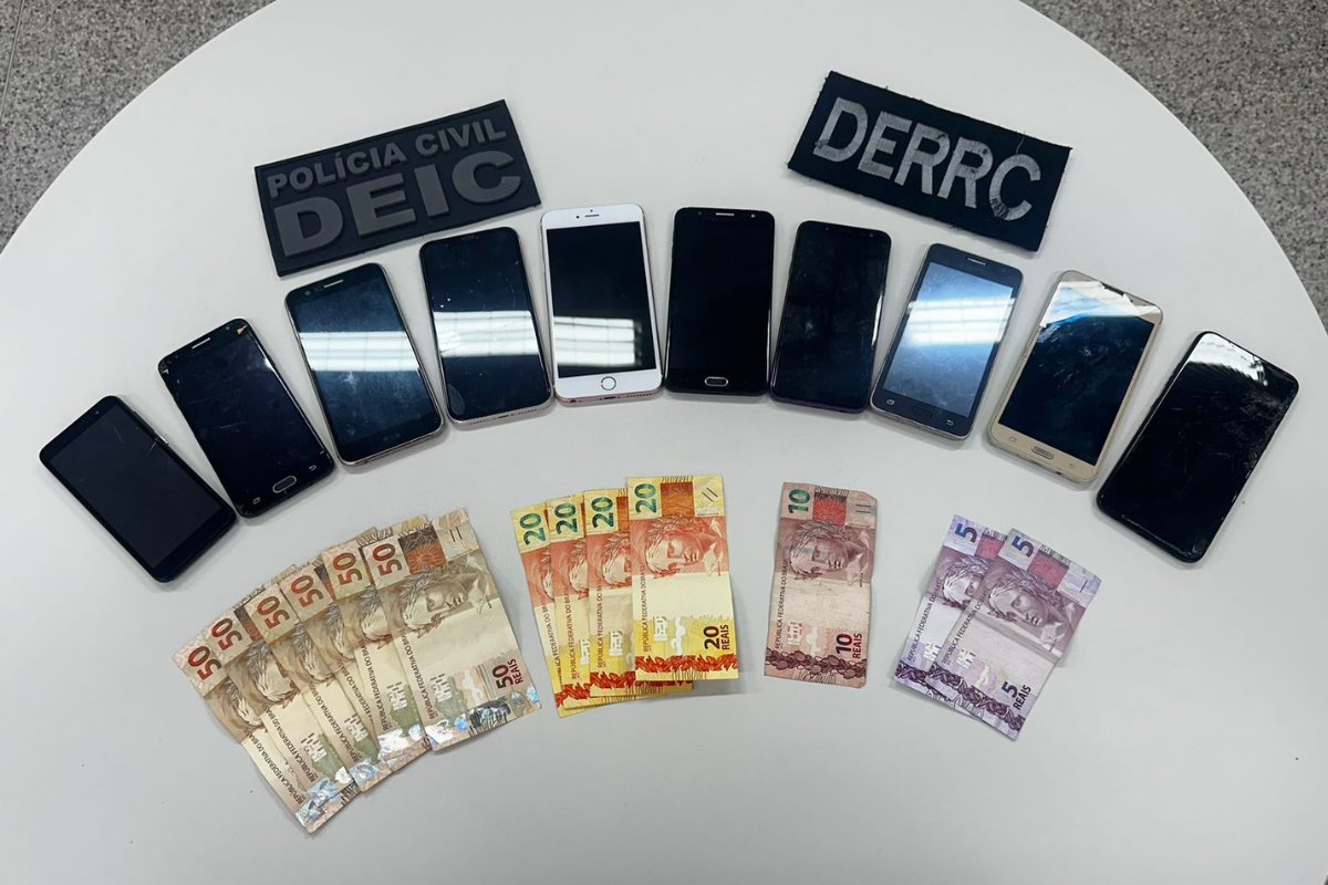 Quatro homens são presos por suspeita de atuarem em roubo de celulares em ônibus de Salvador