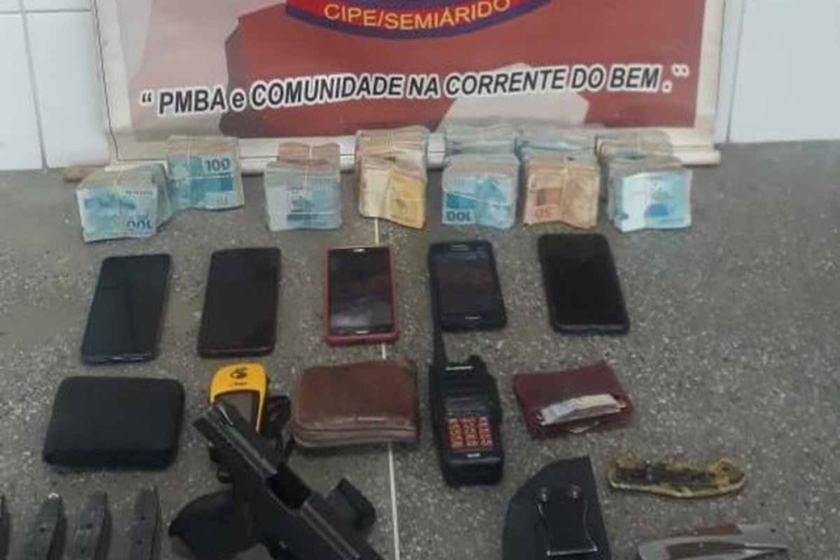Trio é preso com arma e R$ 100 mil em dinheiro