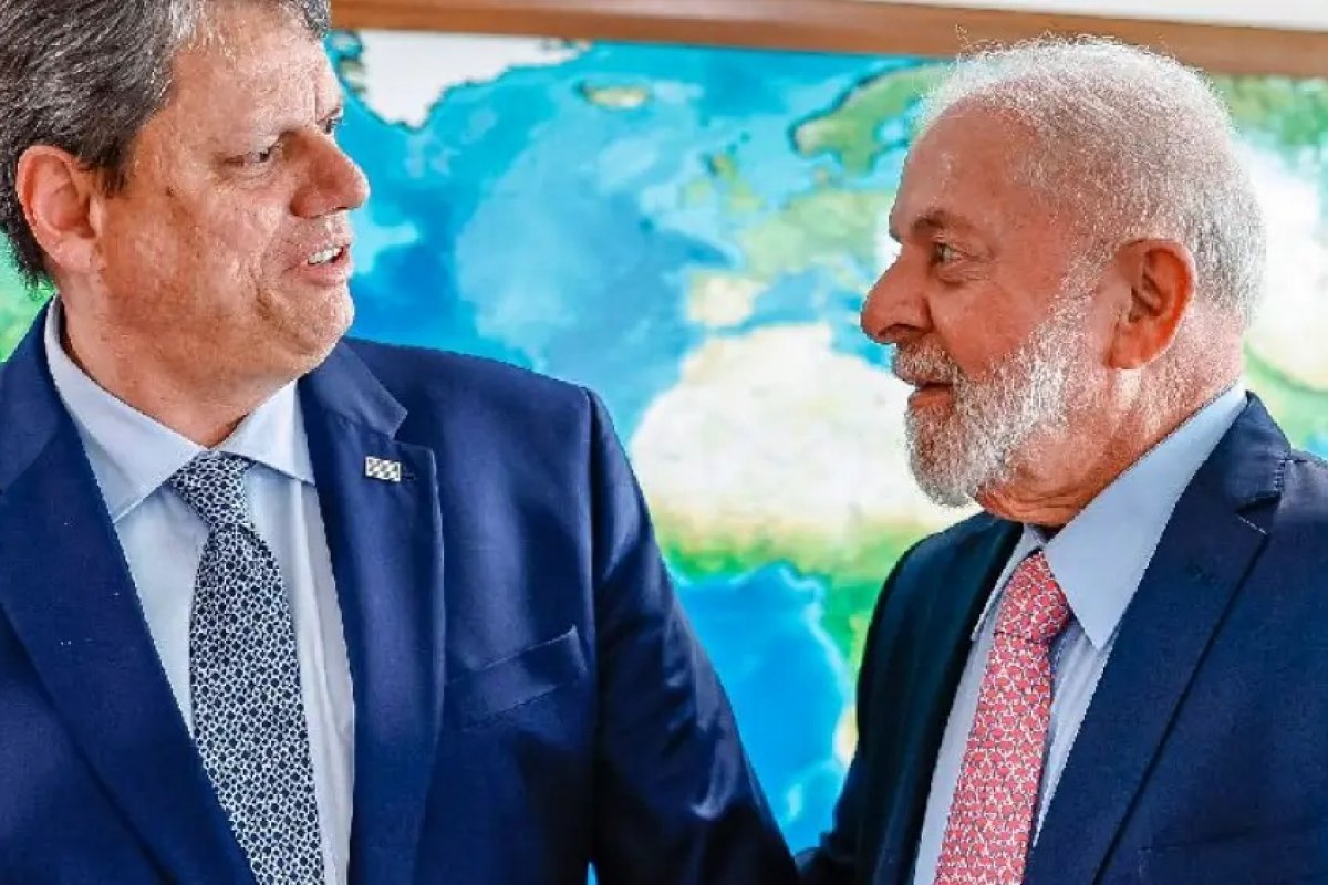 Pesquisa mostra Tarcísio à frente de Lula em cenário de segundo turno para 2026