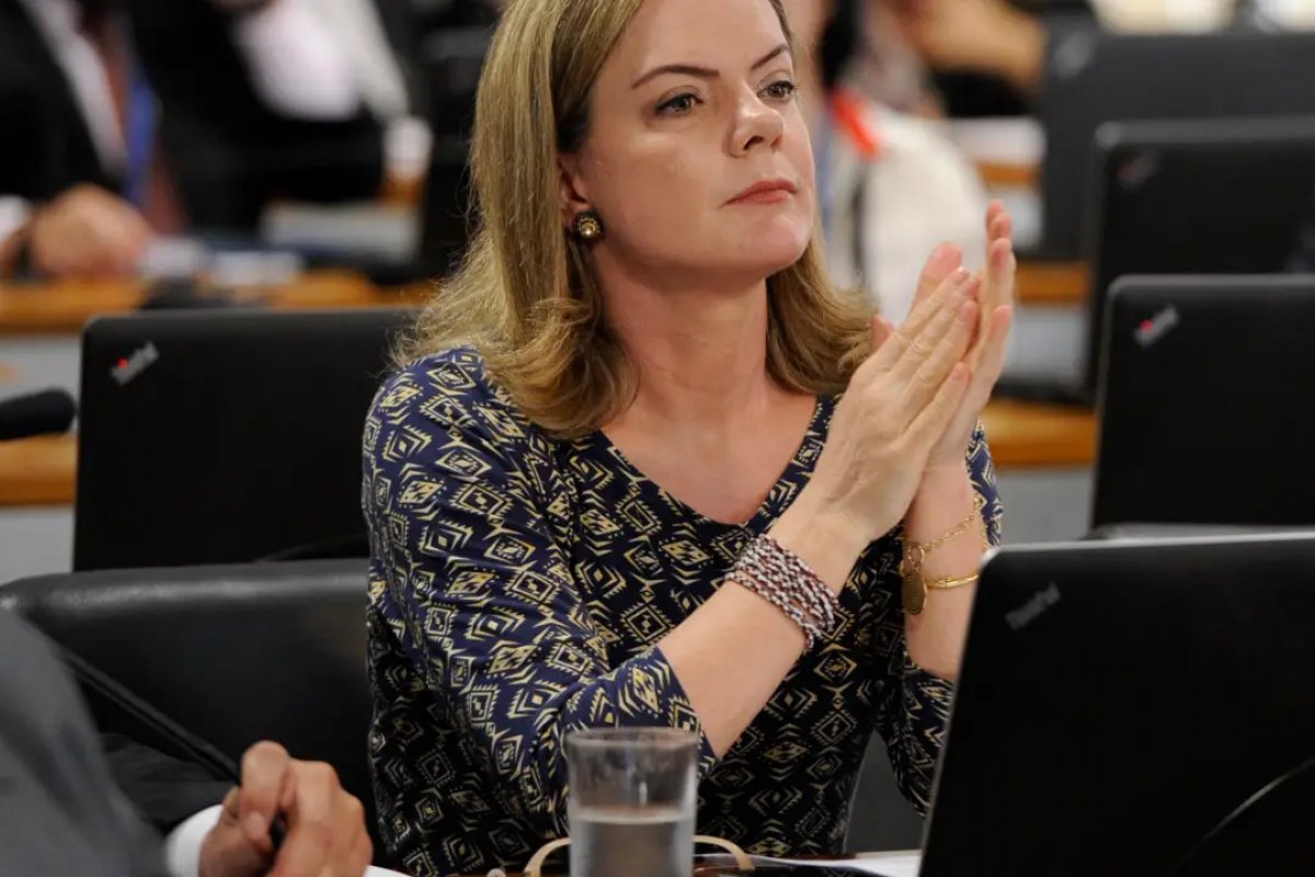 Gleisi afirma que STF teve uma decisão "importante, corajosa e necessária" sobre big techs