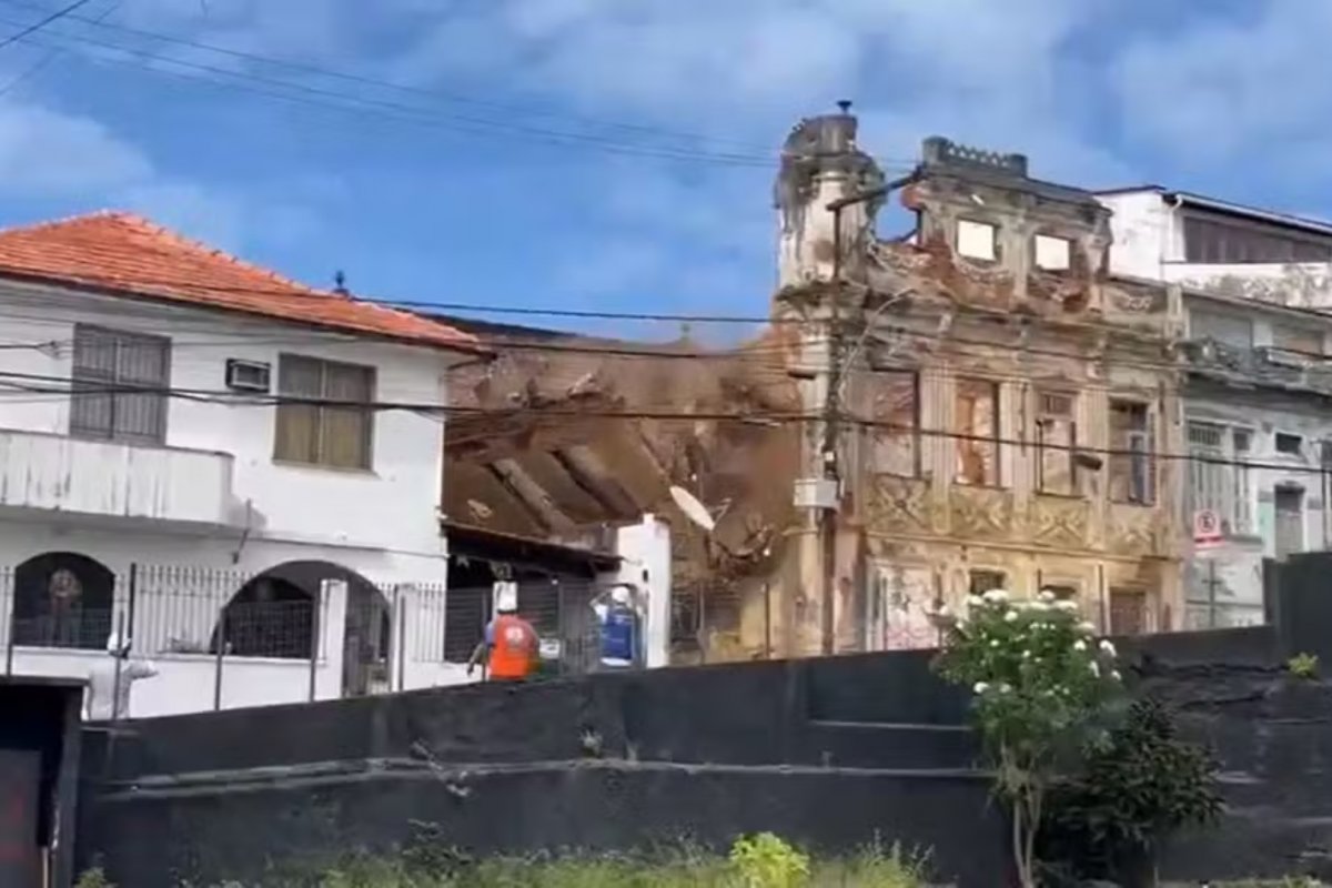 Parede de casarão cai em casa vizinha durante demolição em Salvador