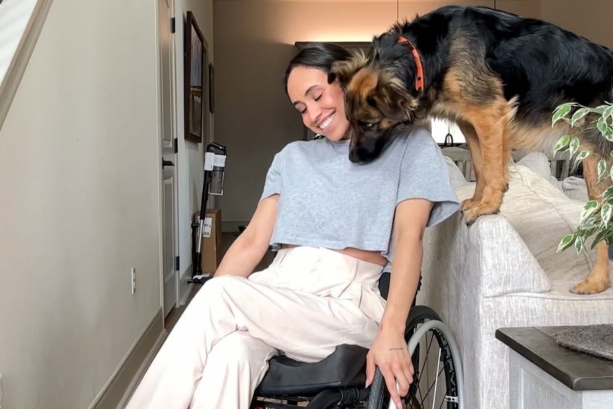 Influenciadora americana fica paralisada após ser picada por carrapato