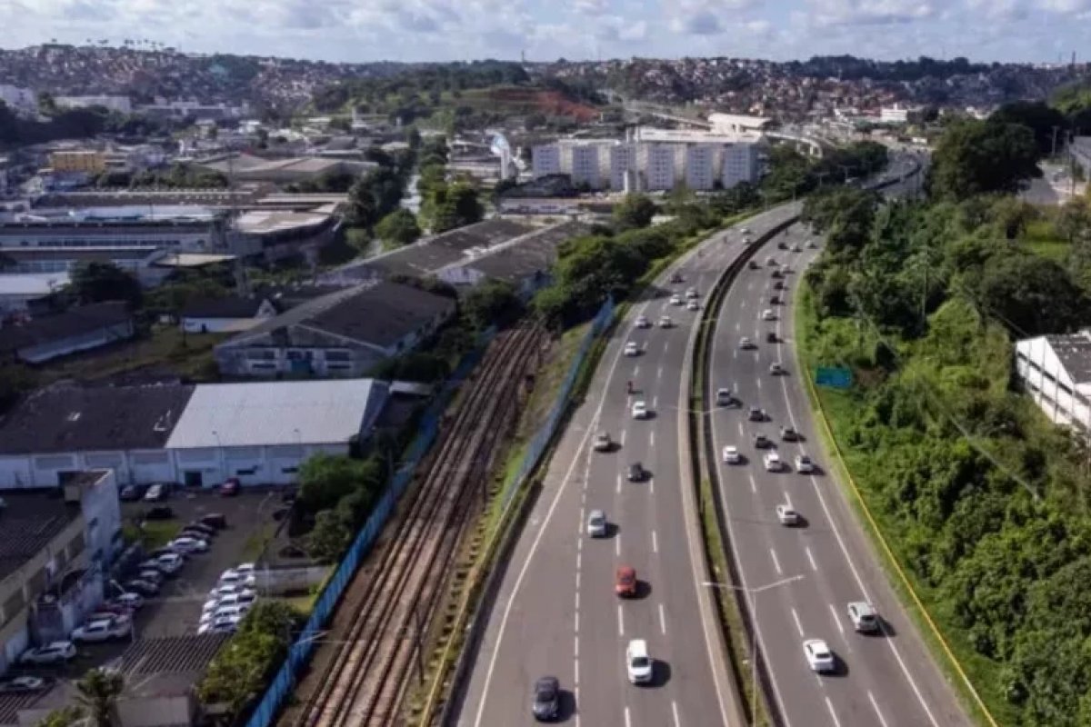 Colisão entre carretas interdita trecho da BR-324 neste sábado (28)