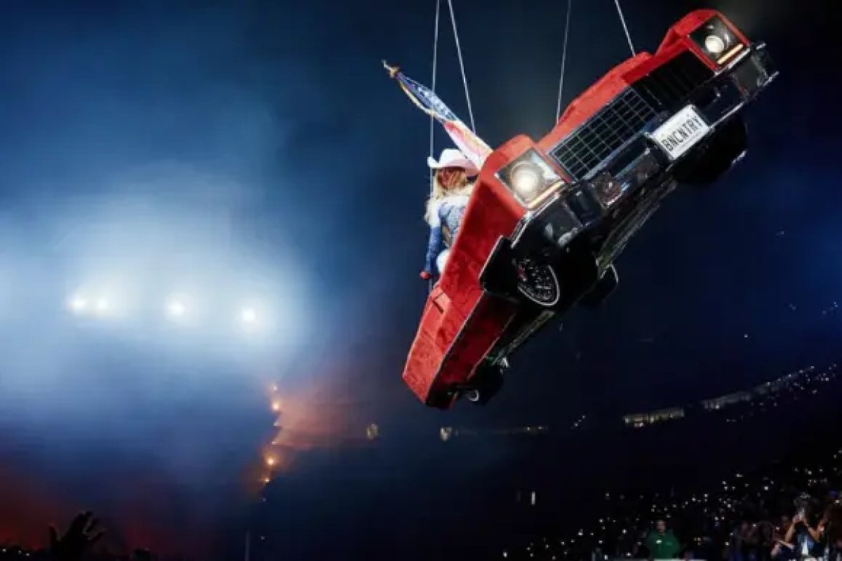 Vídeo: Beyoncé interrompe show por falha técnica que quase derruba carro suspenso