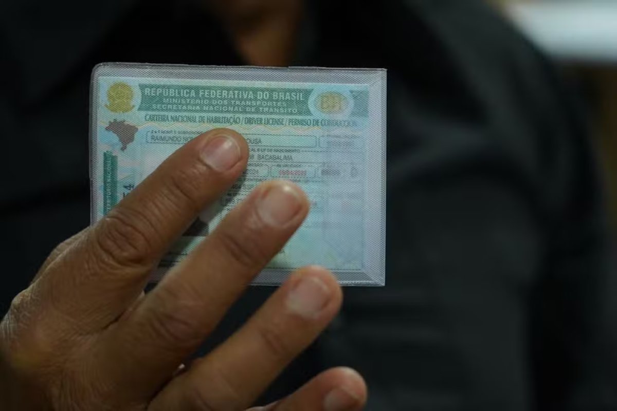 Multas de trânsito chegam ao maior patamar registrado no Brasil enquanto quantidade de CNHs suspensas despencam