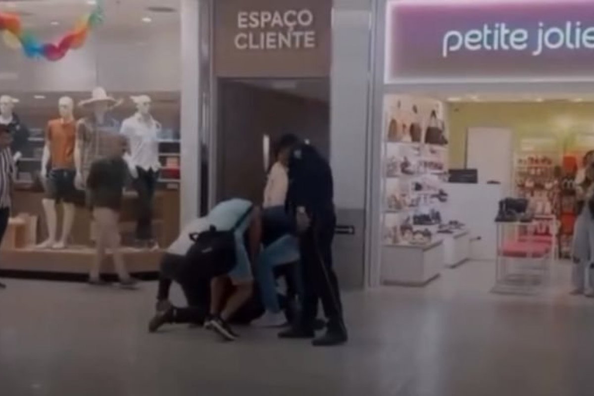 Vídeo: Homem armado com faca é detido em shopping de Salvador