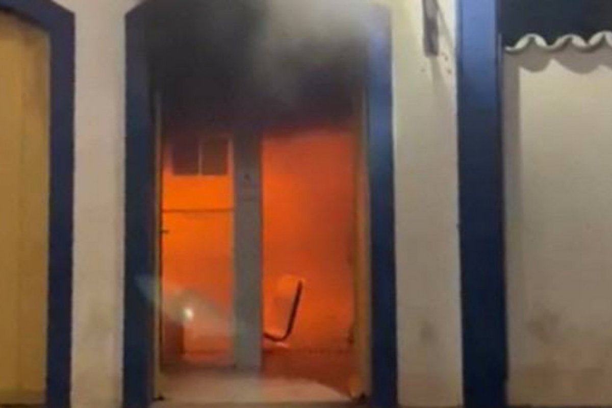 Vídeo: Homem incendeia banco e tenta despistar polícia ajudando a apagar fogo em Minas