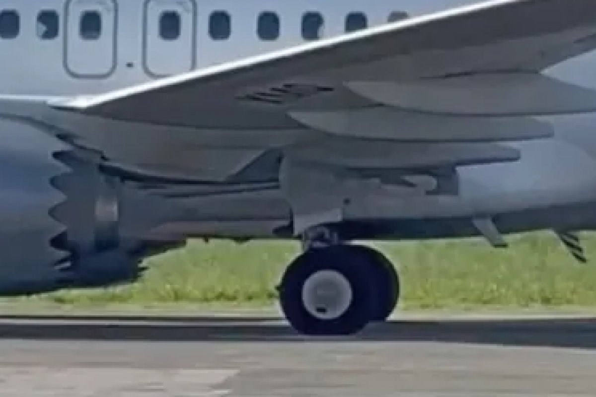 Avião afunda no aeroporto de Fernando de Noronha após asfalto ceder