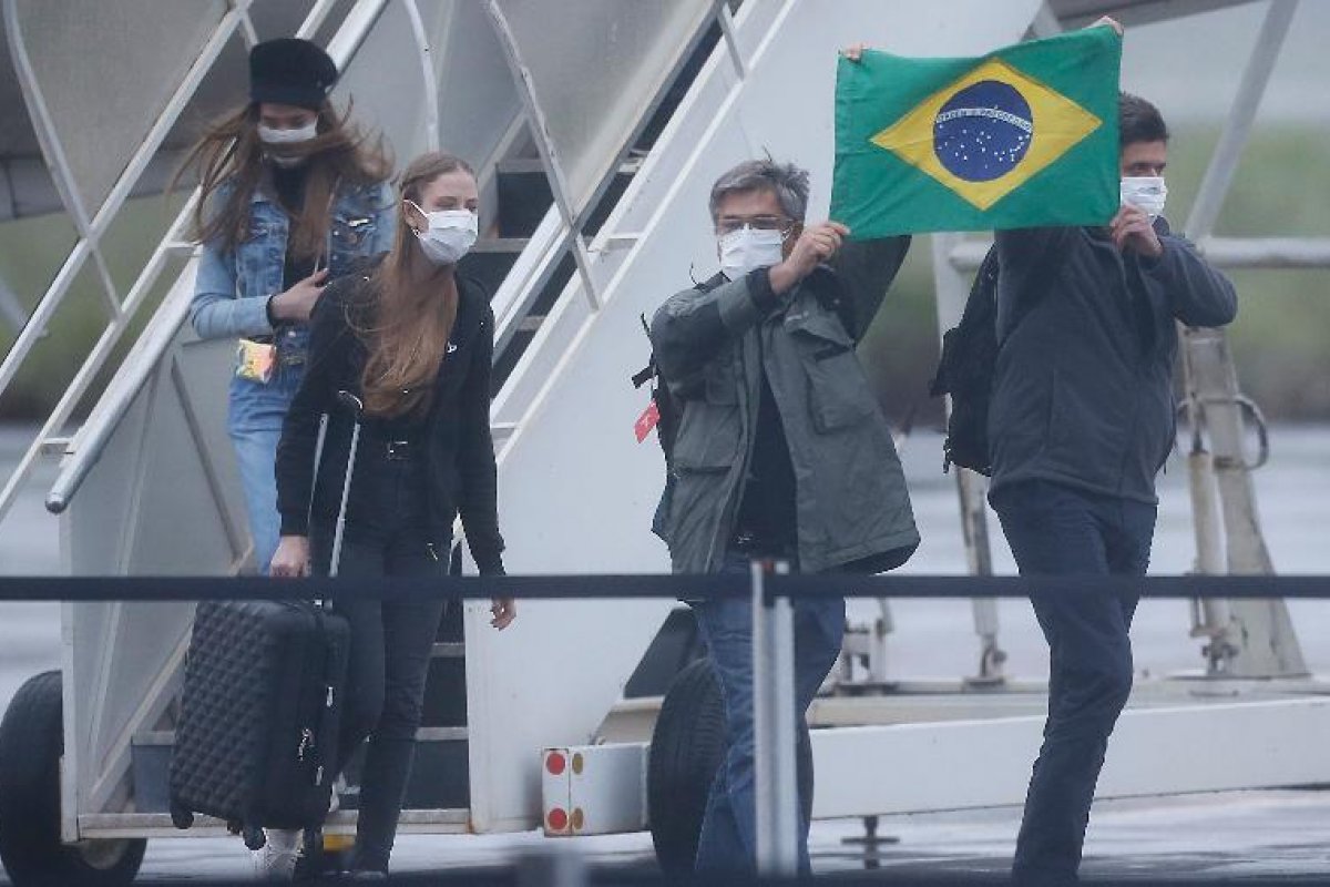 Brasileiros em quarentena seguem sem sintomas do Covid-19