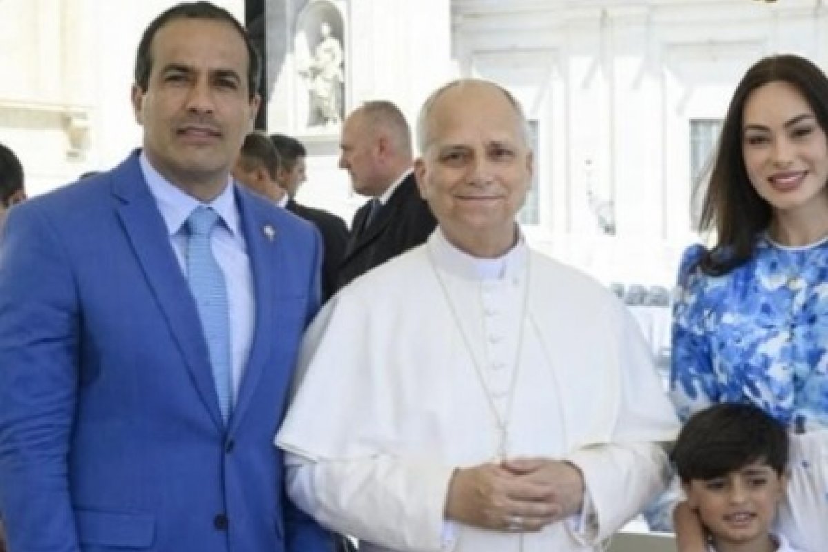 Após críticas da oposição, Bruno Reis divulga fotos com Papa Leão XIV no Vaticano