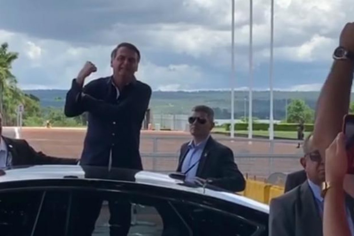 Bolsonaro dá 'banana' para imprensa e diz que esposa merece elogio