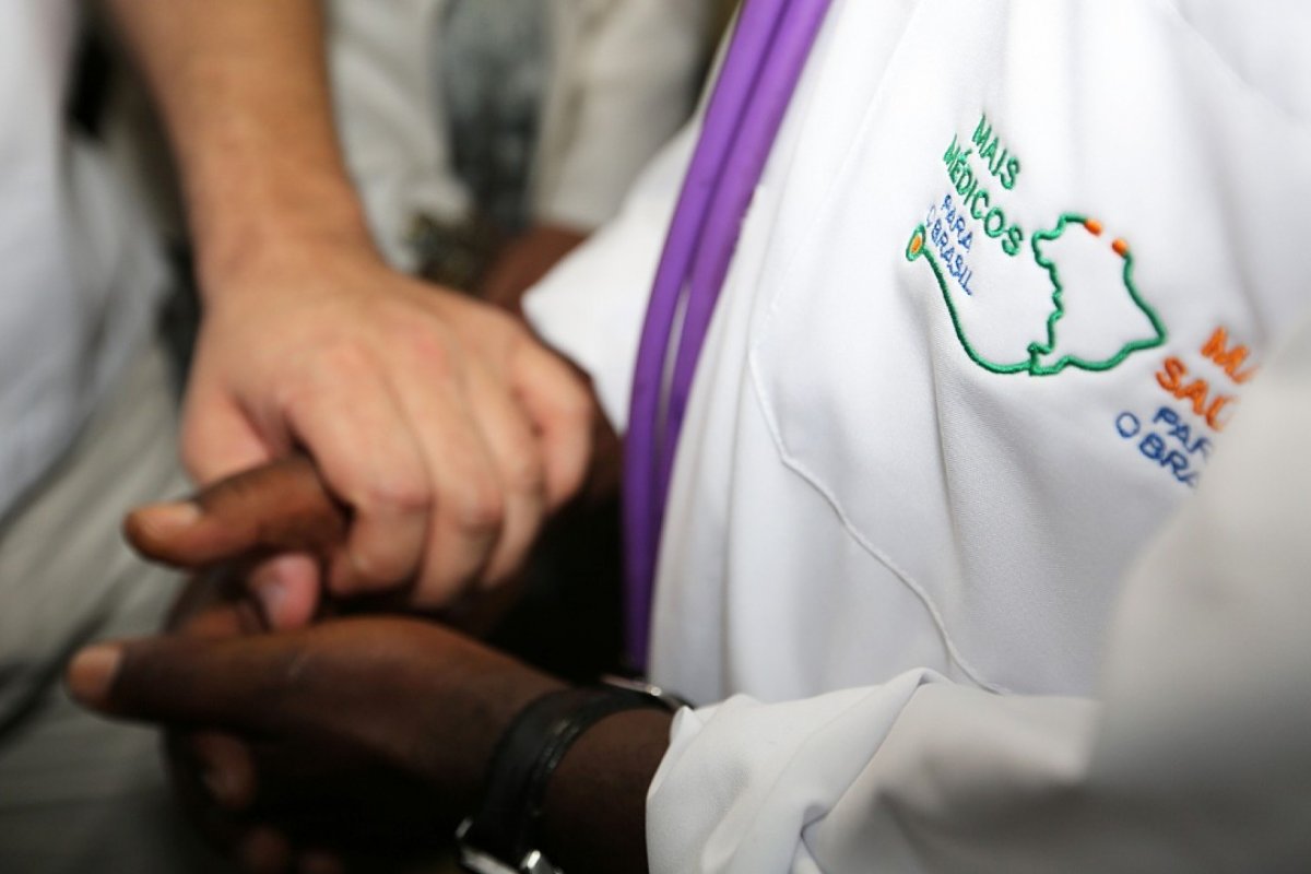 Governo quer readmitir cubanos para programa Mais Médicos Para o Brasil