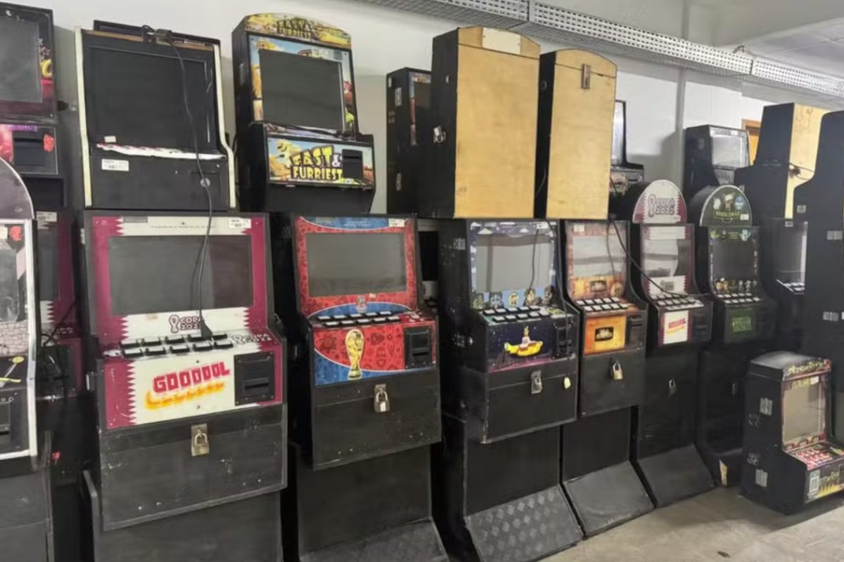 Quase 60 máquinas caça-níqueis são apreendidas em operação policial na Bahia