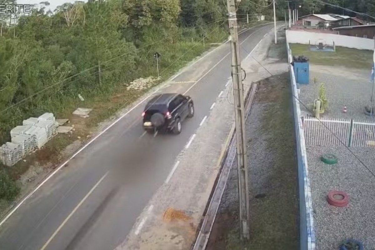 Vídeo: cavalo é arrastado por carro e corpo é encontrado em terro baldio posteriormente