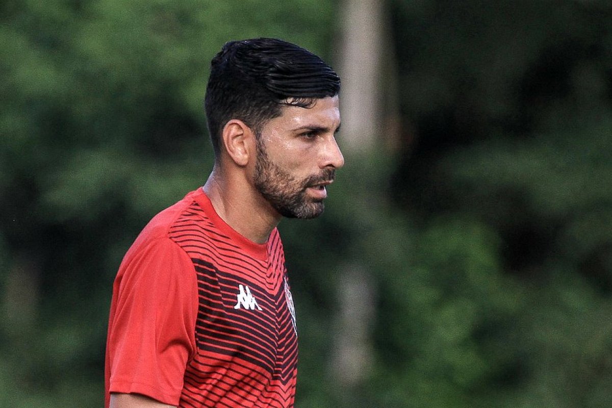 Jogadores dão cestas básicas para funcionários com salários atrasados no Vitória