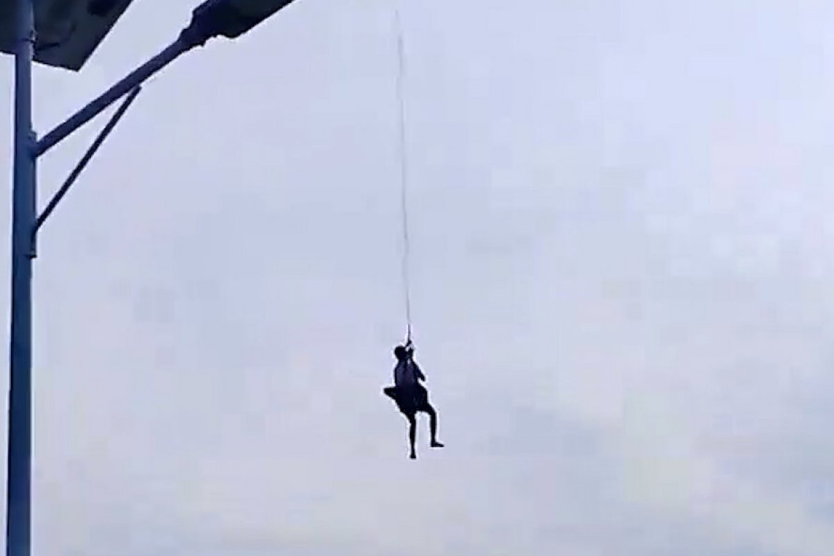 Vídeo: drone é usado para resgatar homem ilhado em enchente no sul da China