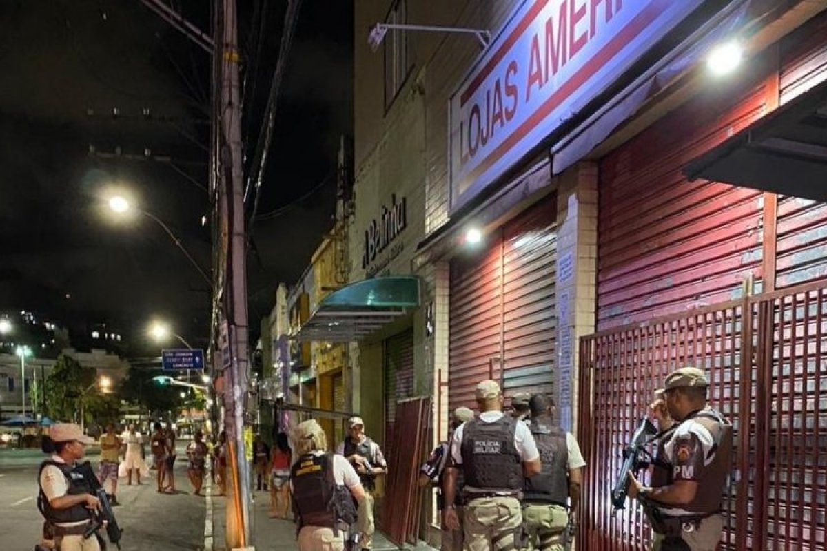 Homens trancam segurança em estoque durante assalto a Lojas Americanas
