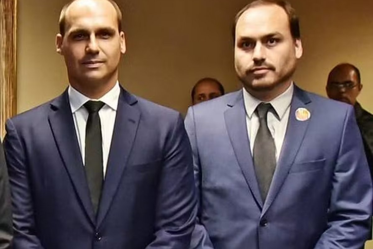 Moraes nega Carlos e Eduardo Bolsonaro como testemunhas de réu por golpe de Estado